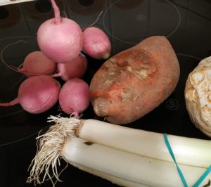 Petit panier, radis rose, patate douce et poireaux